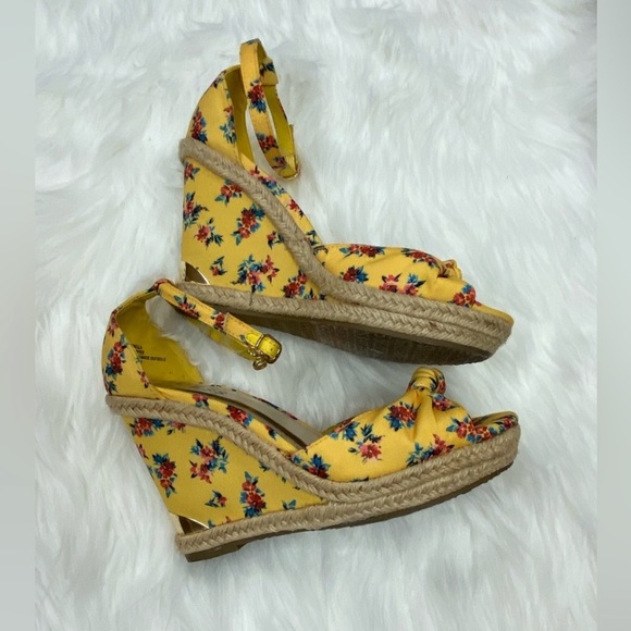 ISO!!!! in search of GUESS FLORAL WEDGES SIZE 5 - Picture 2 of 2